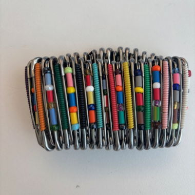 Bracciale colorato di design con spilli di sicurezza
