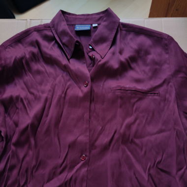 Dunkelrote Bluse mit leichten Schulterpolstern