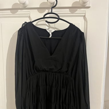schwarzes Kleid