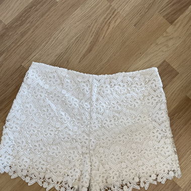 Weisse Spitzen-Shorts