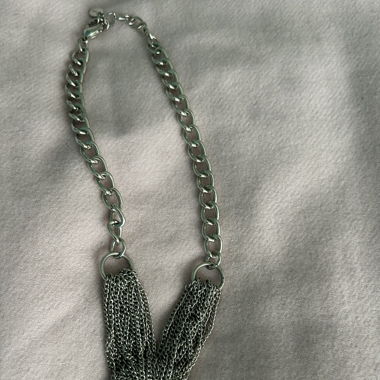 Joli collier Guess