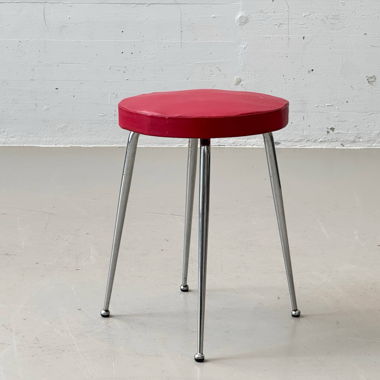 Tabouret avec rembourrage rouge et piètement chromé, 1960