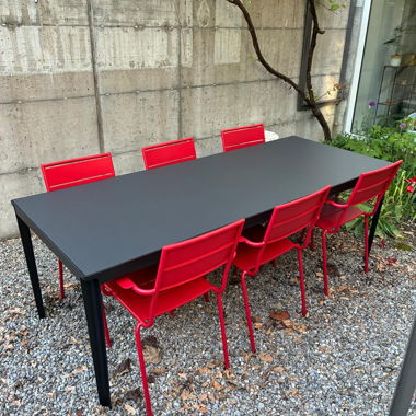 Gartentisch und 6 rote Stühle