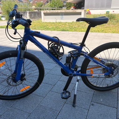 VTT bleu tout suspendu