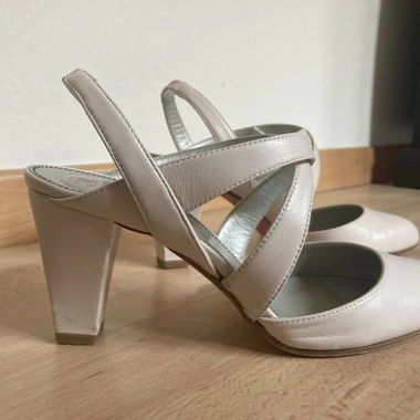 Pumps off white