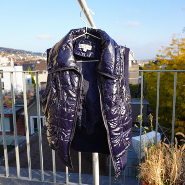Steppweste in tiefem Marineblau