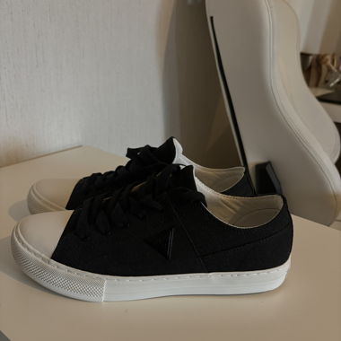 Schwarze GUESS Sneakers