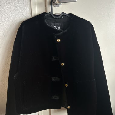Veste courte en fausse fourrure Zara noire XS