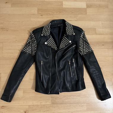 Lederjacke mit Nieten