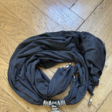 Écharpe vintage avec bijou en argent