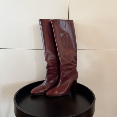 Hohe Stiefel in Weinrot von Mango