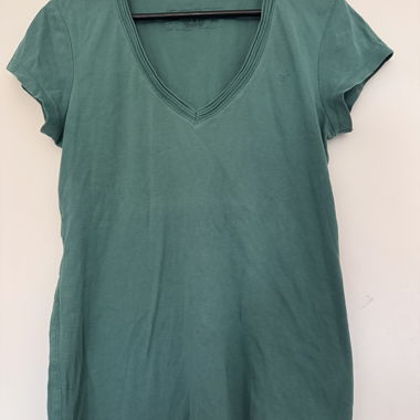 T-shirt verde con scollo a V