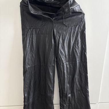 Schwarze Lederlook-Hosen