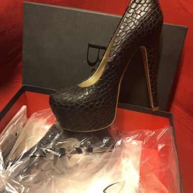 Black high heels in reptile-look imitation leather, size 38