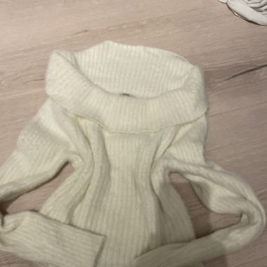 weisser offshoulder pullover 