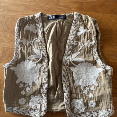Gilet senza maniche Zara ricamato beige S