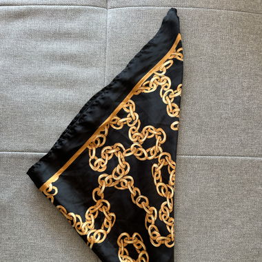 Grand foulard en matière satinée 