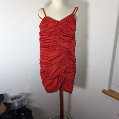 Robe rouge de cocktail à bretelles