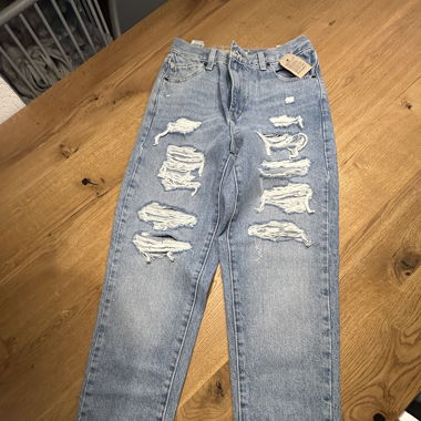 Levis High waisted mom jeans ripped