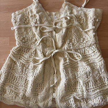 Combinaison femme au crochet jaune