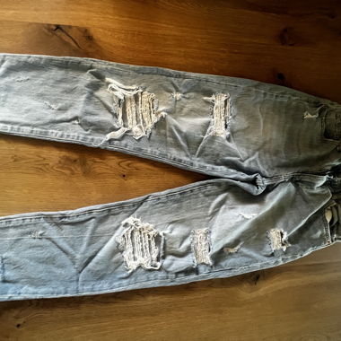 Jeans strappati a vita alta