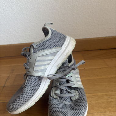 graue Sportschuhe von Nike