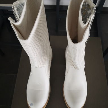 Weisse modische Stiefeletten mit silbernen Pailletten, seitlichem Reissverschluss, neuwertig, einmal getragen.