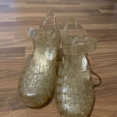 Gummi Sandalen mit Absatz