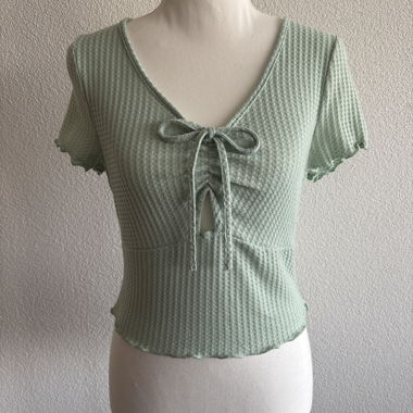 Top a costine verde menta con fiocco