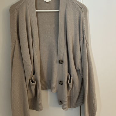 Cardigan beige con bottoni