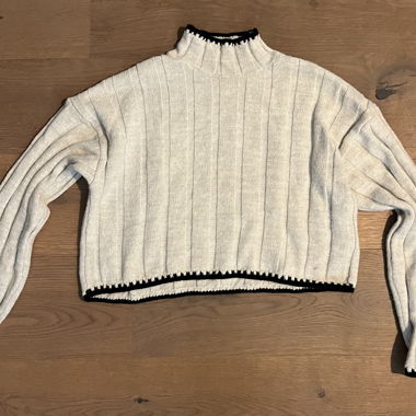 Maglione dolcevita a coste crema-nero