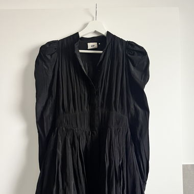 Kleid mit Puffärmeln