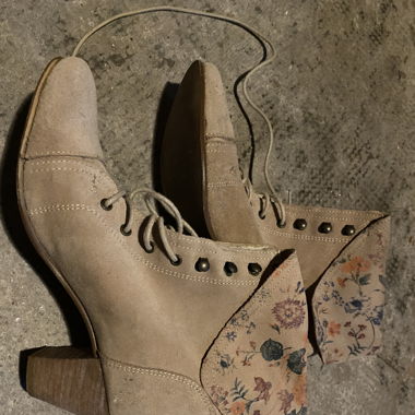 absatzschuhe mit blumenmuster