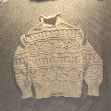 Maglione beige lavorato a maglia con motivo