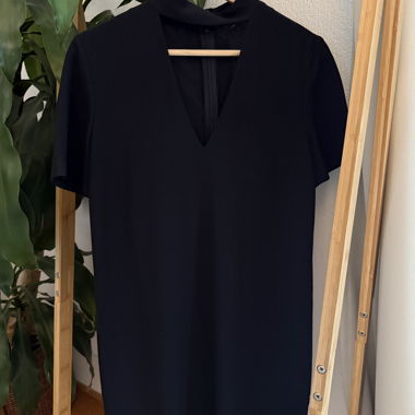 Vestito nero scollo a V maniche corte