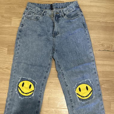 Helle Jeans mit Smiley-Prints – laid back & cool