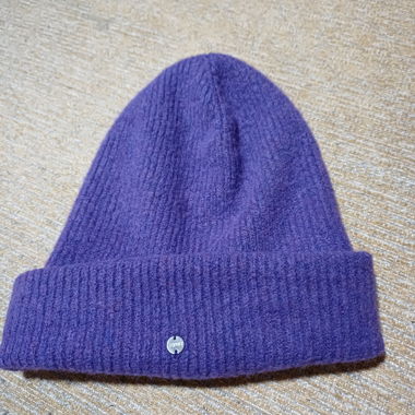 Berretto viola in maglia