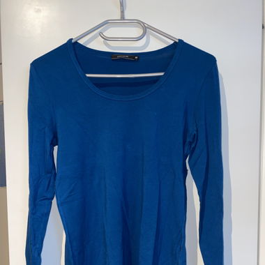 basic long sleeve top in blau