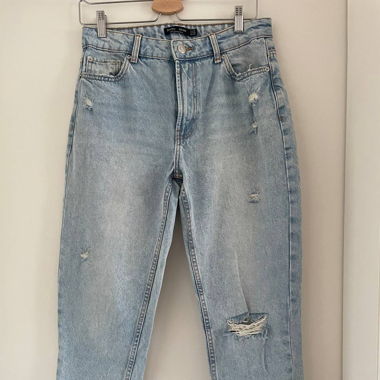 Mom Jeans with rips / Mom Jeans mit Rissen