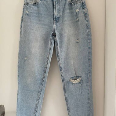 Mom Jeans with rips / Mom Jeans mit Rissen