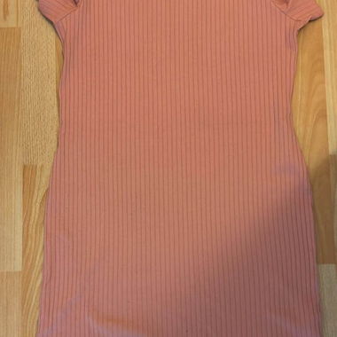 Rosa geripptes T-Shirtkleid