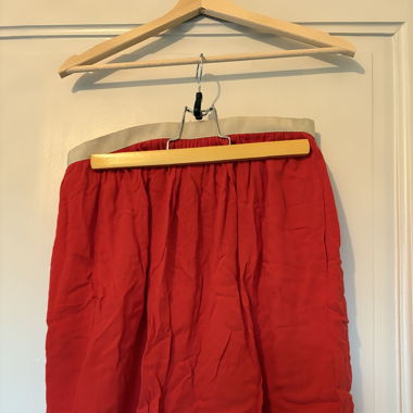 Jupe rouge avec taille beige