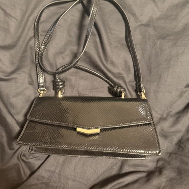 Schwarze Handtasche mit Schulterriemen
