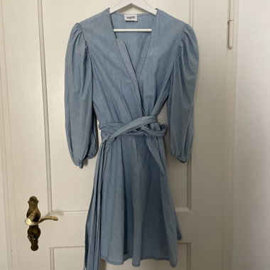 Hellblaue Wickelkleid