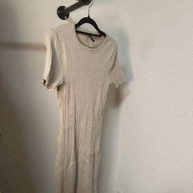Beiges Strickkleid mit kurzen Aermeln