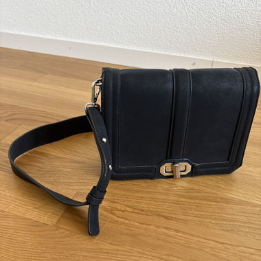 Schwarze Schultertasche