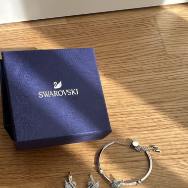 SWAROVSKI Iconic Swan Ohrringe, Armband, Halskette
