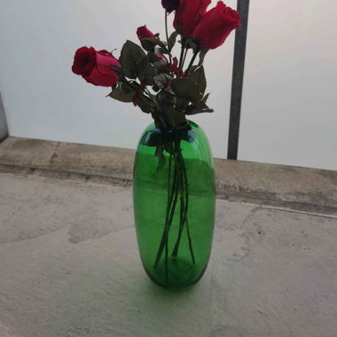 Vaso verde con fiori artificiali