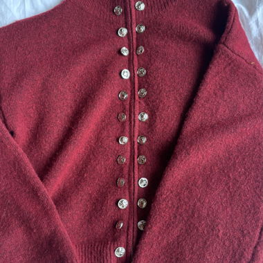 Bordeauxfarbene Strickjacke