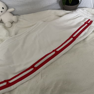 Weisse Sporthose mit roten Streifen